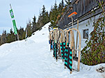 Schlittenparkplatz an der Hütte