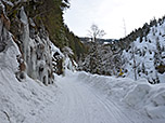 Wir passieren steile Felswände