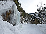 Eiszapfen zieren den senkrechten Fels