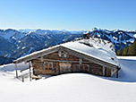 Romantisch eingeschneite Almhütte