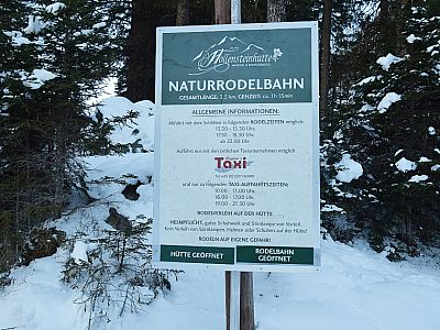 An einer Kreuzung wird nochmal über die Höllensteinhütte informiert