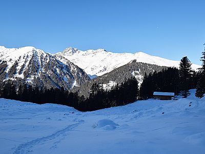 Im Nordwesten zeigt sich die felsige Spitze der Kalkwand
