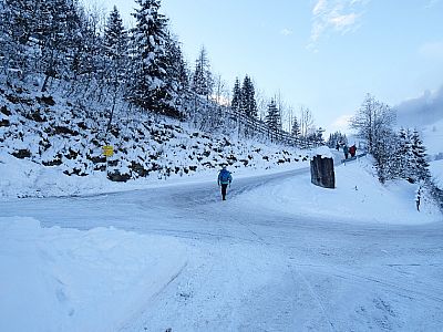 ... erreichen wir eine Straße, der wir weiter nach Südwesten folgen.