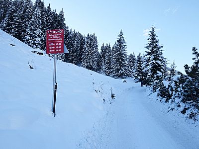 Ein Schild weist auf die Taxifahrzeiten hin.