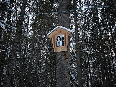 Die Stationen eines recht modernen Kreuzweges säumen den Aufstiegsweg