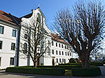 Los gehts am ehemaligen Kloster