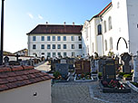 ...bringt uns zum Friedhof...