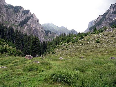 Wir halten uns weiter nach Osten und steigen auf