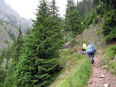 In dem Einschnitt zwischen den Felsen ist der Weg gut zu erkennen