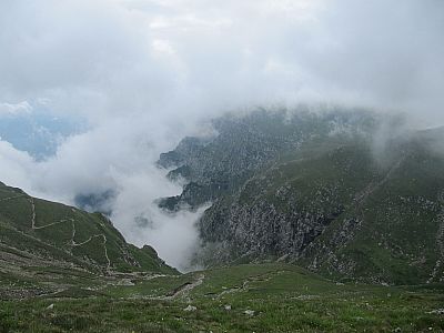 Immer wieder ziehen dicke Wolken die Berghänge hinauf.