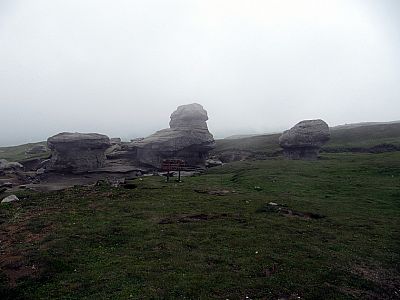 Weiter Gesteinsformationen in der Nähe der Hütte