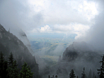 Blick durch die Wolken in das Aufstiegstal