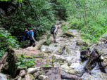 Wir überqueren den Bach in der Klamm