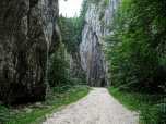 Informationstafeln unter den Felsen informieren über Geologie, Flora und Fauna.