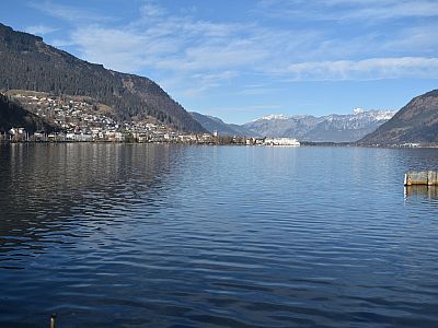 Der Ausblick vom Südufer auf Zell am See mit dem prächtigen Grand Hotel