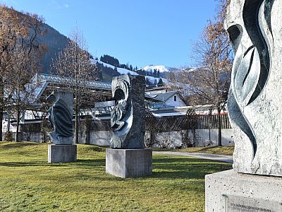Die Weyringer-Skulpturen Adler, Steinbock und Blume stehen symbolisch für die Vielfalt der Hohen Tauern 