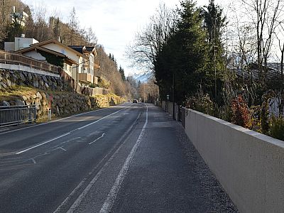 Am Ostufer verläuft der Weg lange an der Straße
