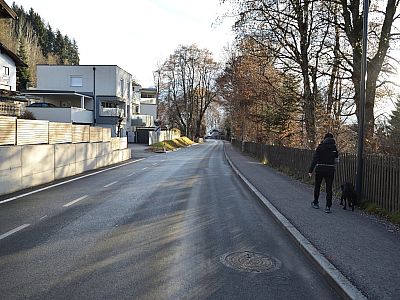 Wieder führt der Weg am verbauten Ufer vorbei