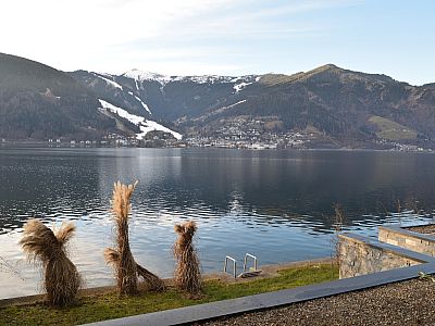 Der Blick vom Ostufer auf Zell am See und die Schmittenhöhe