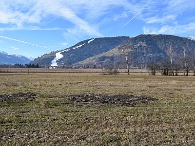 Die Abfahrt von der Schmittenhöhe nach Süden ist als weißes Band weithin sichtbar
