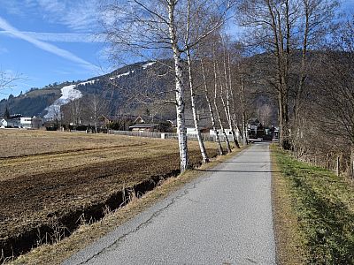 Auf einem Teerweg erreichen wir Schüttdorf