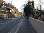 Am Ostufer verläuft der Weg lange an der Straße