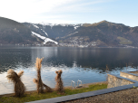 Der Blick vom Ostufer auf Zell am See und die Schmittenhöhe