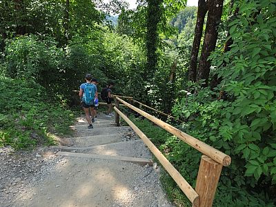Vom Parkplatz aus geht es über eine Treppe zum Fluss Radovna