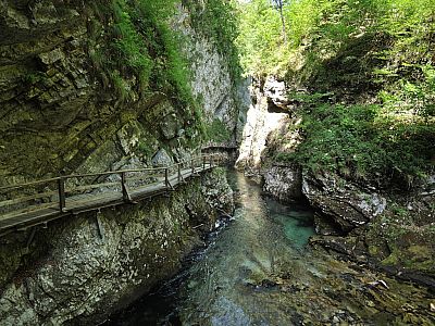 Gewagt schlängelt sich der Steg an der Felswand entlang