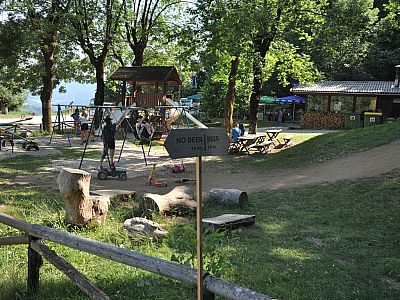 Auf der Ostseite des Hom befindet sich eine Pizzeria mit Spielplatz
