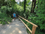 Vom Parkplatz aus geht es über eine Treppe zum Fluss Radovna