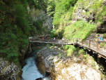 Auf einer Brücke wechseln wir die Flussseite