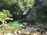 Ein Stück darunter finden wir einen Badeplatz mit Blick auf den Wasserfall