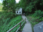 An dem kleinen Häuschen vorbei betreten wir den Wald