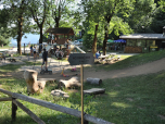 Auf der Ostseite des Hom befindet sich eine Pizzeria mit Spielplatz