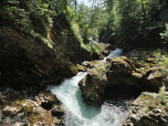 Unter uns hat sich die Radovna tief in den Felsen gefressen