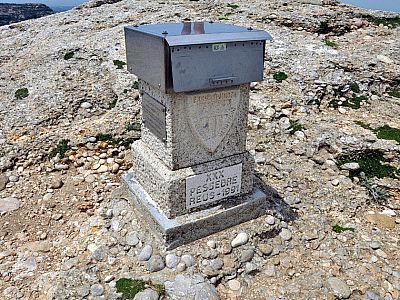 Ein Sockel mit Gipfelbuch und ...