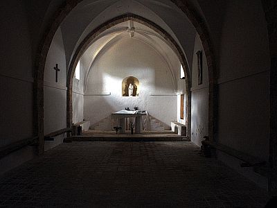 Innenraum der kleinen Kirche