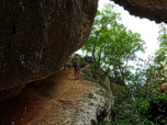 Eben geht es in den Felsen weiter nach Südosten