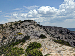 Auf den spärlich bewachsenen Felsen kommen wir gut voran