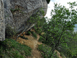 Wieder bahnt sich der Weg durch die Felsen