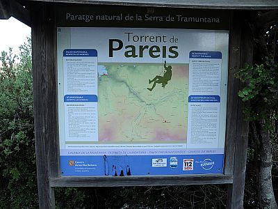 Eine Informationstafel am Parkplatz Escorca zeigt den Wegverlauf