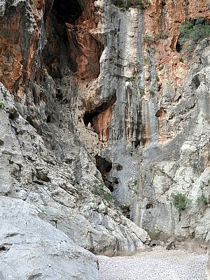 Der karstige Fels der Wände sieht mit jedem Schritt anders aus