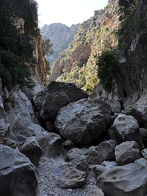 Wieder versperren gewaltige Felsen den Weg