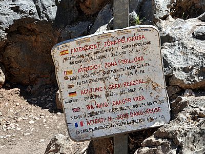 Nach dem Warnschild für die von unten kommenden Besucher der Schlucht ... 