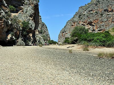 Die breiten Schotterfelder ...