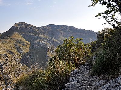 Weiter rechts im Norden der Roca Roja und der Puig Roig (1002 m)