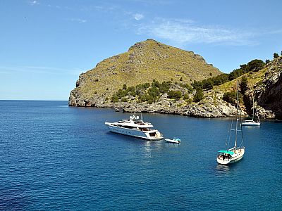 Die kleine Bucht wird auch oft von privaten Schiffen besucht