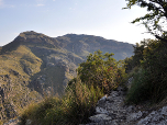 Weiter rechts im Norden der Roca Roja und der Puig Roig (1002 m)