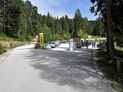 Beim Besucherzentrum befindet sich ein großer Parkplatz